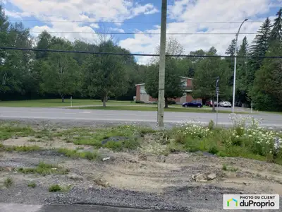 Voici une rare opportunité d'acquérir l'un des derniers terrains disponibles pour développement comm...