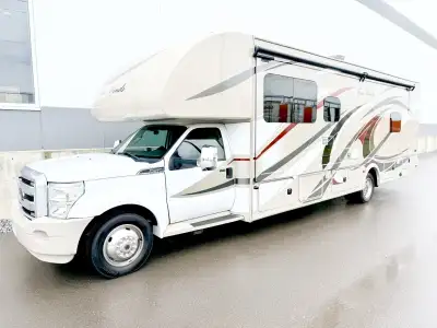 ! HARD TO FIND SUPER C DIESEL C CLASS MOTORHOME ! ONLY 38,000 KMS ! 2016 Thor Four Winds 35SD 35 Foo...