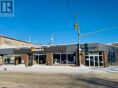 GREAT OPPORTUNITY, GREAT INVESTMENT, GREAT LOCATION!! COMMERCIAL BUILDING LOCATED AT A BUSY INTERSEC...