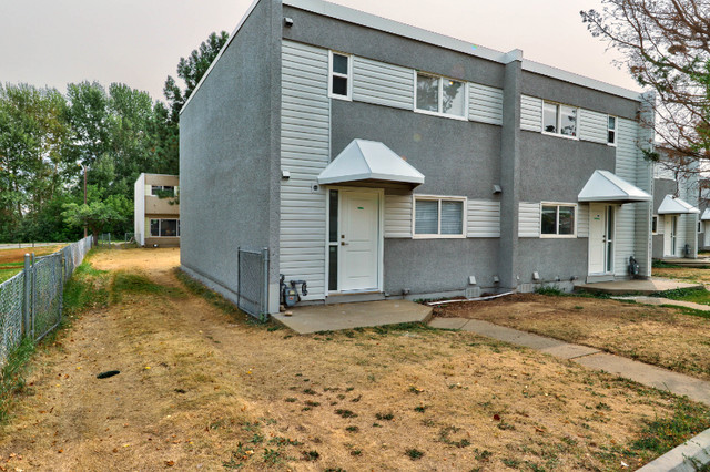 3 Bed, 2 Bath townhome with private yard in Long Term Rentals in Kamloops - Image 2