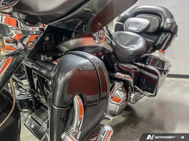 2006 Harley-Davidson FLHTCUSE CVO ULTRA CLASSIC in Sport Touring in Calgary - Image 18