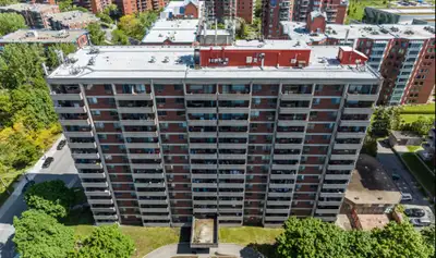 Bel immeuble de grande hauteur et luxueux situé dans un secteur recherché de Saint-Laurent. L'immeub...