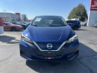 This 2018 Nissan LEAF S hatchback is ready to electrify your daily commute. Boasting a vibrant Deep... (image 1)