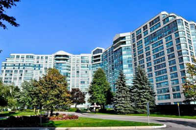 Bright and Spacious 2 + 1 Condo in Thornhill-Markham in Long Term Rentals in Markham / York Region