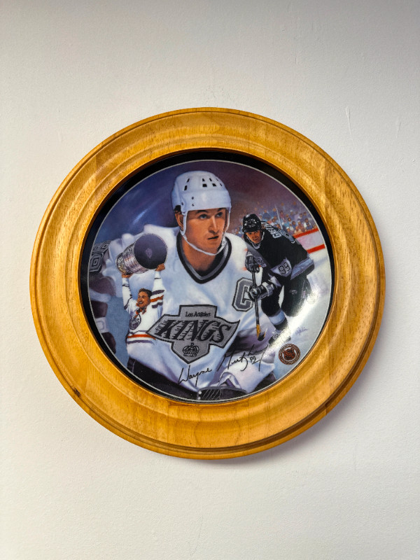 Heroes on Ice The Great Gretzky Bradford Exchange Limited Editio in Arts & Collectibles in Thunder Bay - Image 2