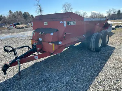 2007 H&S 2606 MANURE SPREADER STOCK # RC080 540 BUSHEL CAPACITY HORIZONTAL BEATER DUAL AUGER TANDEM...