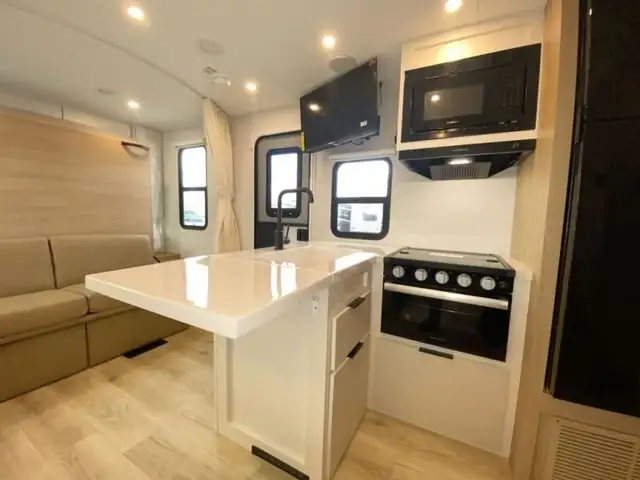 2026 Winnebago Thrive 22MBH in Travel Trailers & Campers in Bedford - Image 13