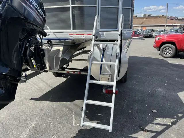 2018 Godfrey 21-FT Pontoon | Bimini Top | Ladder | Fish Finder in Boat Parts, Trailers & Accessories in Ottawa - Image 9