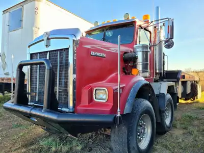 1997 Kenworth T800 8x4 Bed Truck Comes with a Cummins N14 diesel engine, 460hp, showing 900505 km, 2...
