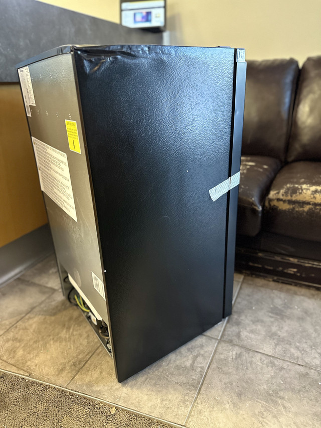 Hisense RC33C1GBE 3.3 Cu. Ft. Freestanding Compact Refrigerator in Refrigerators in Calgary - Image 3
