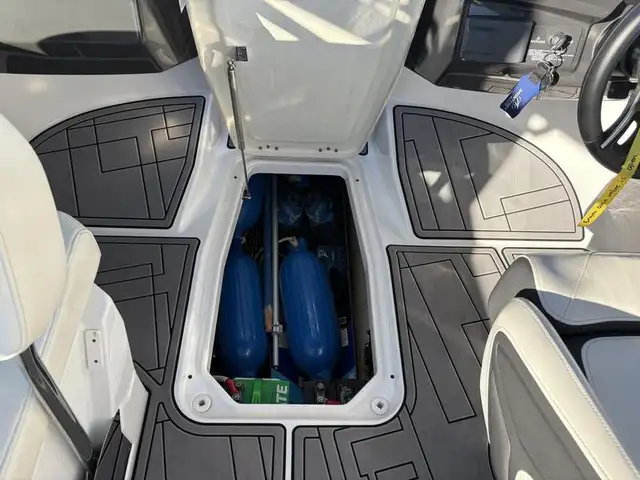 2017 Monterey 238 SS SURF in Powerboats & Motorboats in Saskatoon - Image 18