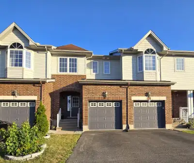 Executive townhome, in a quiet enclave of desirable Springridge neighbourhood. Bright, open-concept...