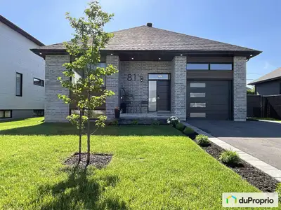 Découvrez cette maison moderne et paisible, nichée dans un secteur recherché, offrant un cadre de vi...