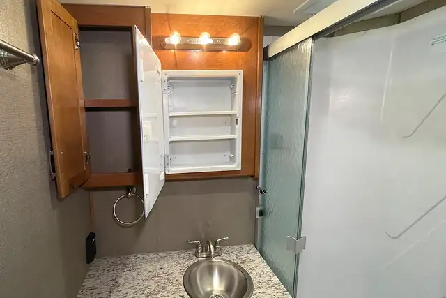 2018 Holiday Rambler Admiral 30U – Pre-Owned Class A Motorhome.  in RVs & Motorhomes in Red Deer - Image 33