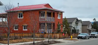 3 BR, 3Bath, 2 Living room, large kitchen, large deck, double garage, patio, balcony, artic entry et...