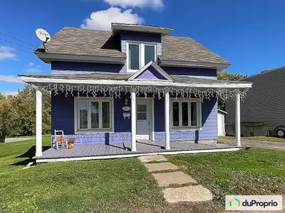 Charmante maison de campagne à un étage et demi située sur une rue tranquille. Elle possède une très...