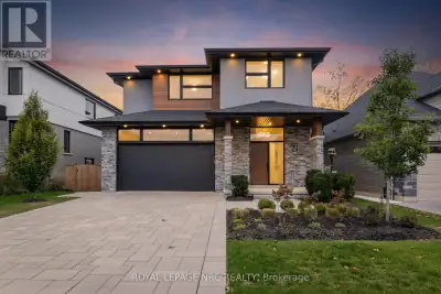 Welcome to 21 Singer Street! Built by the incredible team at Rinaldi Homes, this 2 storey home offer...