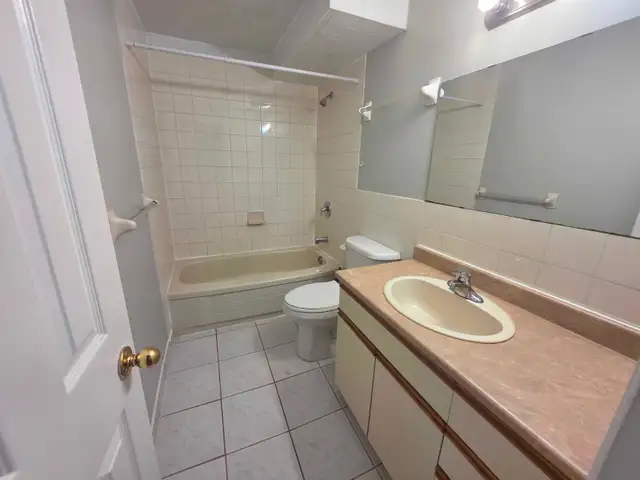 334 University Ave Unit 1 – Rooms for Rent Near Queen’s. in Room Rentals & Roommates in Kingston - Image 5