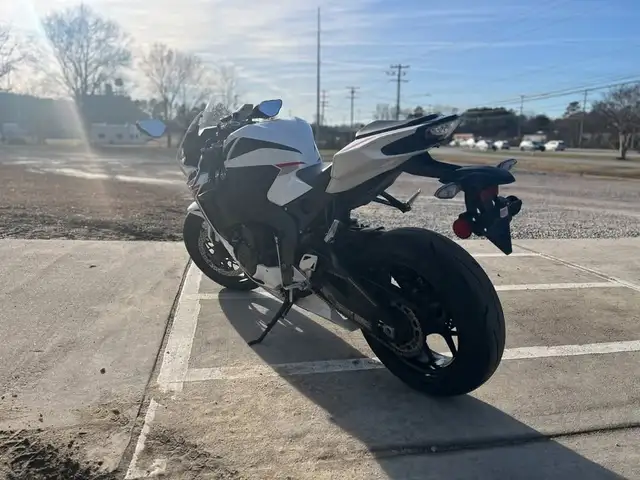 2025 HONDA CBR1000RR - WHITE! in Street, Cruisers & Choppers in Sudbury - Image 9
