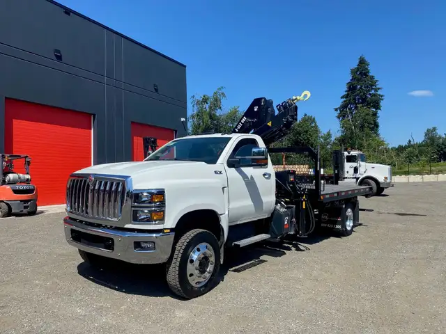 Hiab 088B-3 on 2023 International CV515 Crane Truck in Heavy Trucks in Abbotsford - Image 5
