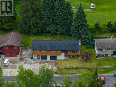 A hole-in-one opportunity in Columbia Park! Backing directly onto the Revelstoke Golf Club, this bea...