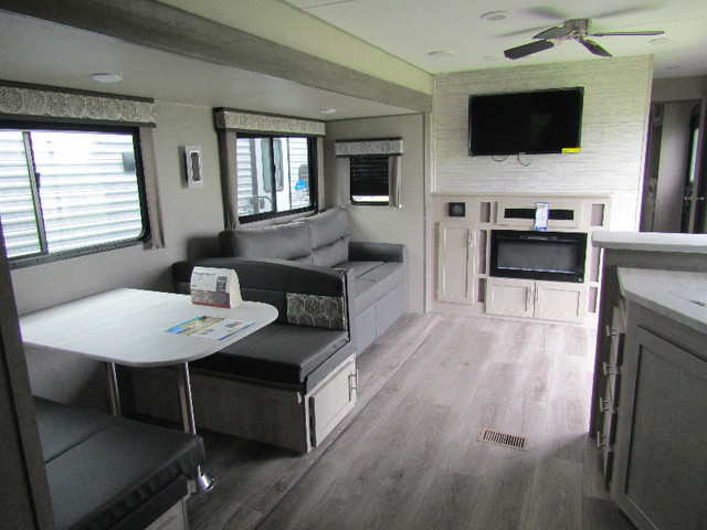 2023 Catalina Destination 40BHTS in Travel Trailers & Campers in Sarnia - Image 4
