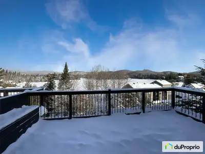Luxe, nature et tranquillité d'un jumelé clé en main au bord du lac Saint-Joseph! Entièrement rénové...