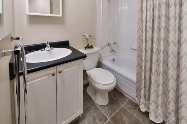 3 Bedroom Townhouse - 700 Gladmer Pk. in Long Term Rentals in Regina - Image 5