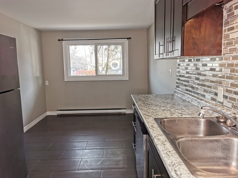 RENOVATED 2 BDRM APARTMENT CLOSE TO ERB & WESTMOUNT Long Term Rentals Kitchener / Waterloo