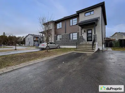 DUPLEX MODERNE (2020) AU PLATEAU-AYLMER À VENDRE Une opportunité rare pour investir ou habiter Situé...