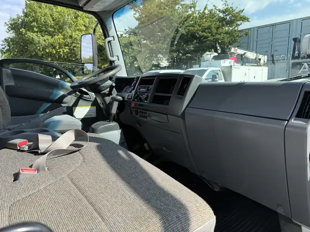 2019 Isuzu NRR 20 Foot Cube Van in Heavy Trucks in Delta/Surrey/Langley - Image 27