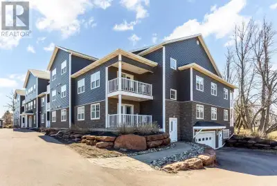 This compact and well appointed condo is move in ready. In Stratford, just two minutes from the brid...