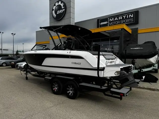 2025 Cobalt Boats CS23 Surf in Powerboats & Motorboats in Saskatoon - Image 4