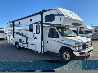 Class C Motorhome FEATURES LIST Vehicle 4 Seatbelts 7 Sleeps AGM Batteries Aluminum Running Boards B...