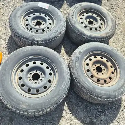 Condition Used - Good *Tire Size: 265/70R17 *Season: ALL SEASONS/ SUMMER *Brand: MICHELIN *Bolt Patt...