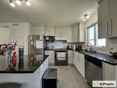 Duplex à vendre. Opportunité à ne pas manquer. Revenus actuels de 32 520$ / an Idéal pour propriétai...