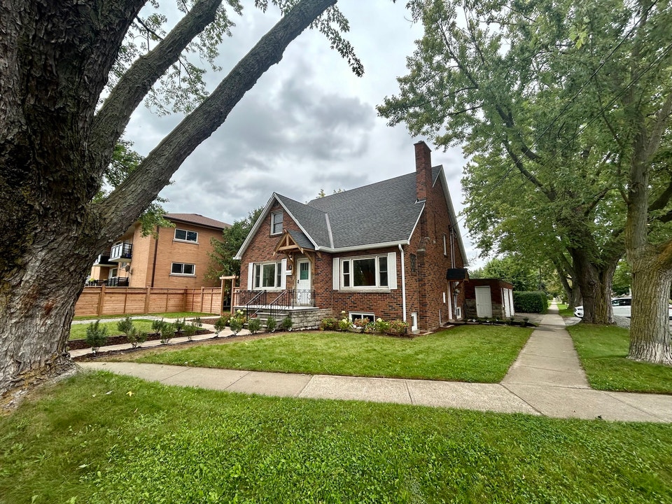 **RENOVATED** 3 Bedroom Main Floor Unit in North End!! 2