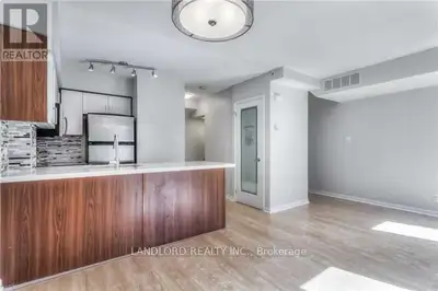 Professionally Managed 2 Bed , 2 Bath Stacked Townhouse Located In Toronto's Vibrant Niagara Neighbo...