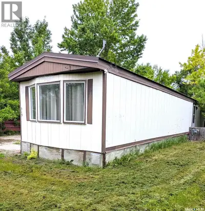 This well-maintained 868 sq. ft. mobile home offers comfortable and affordable living. The functiona...