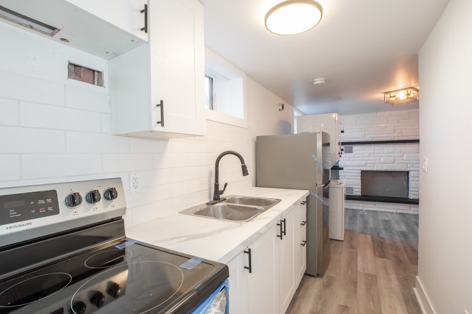 ** BEAUTIFUL ** 1 BEDROOM UNIT IN WELLAND!! Long Term Rentals St