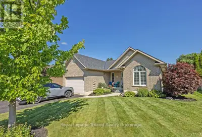 STYLISH AND MODERN DESCRIBES THIS 3 PLUS 1 BEDROOM 3 BATHROOM BUNGALOW IN ESTABLISHED AREA OF MOUNT...