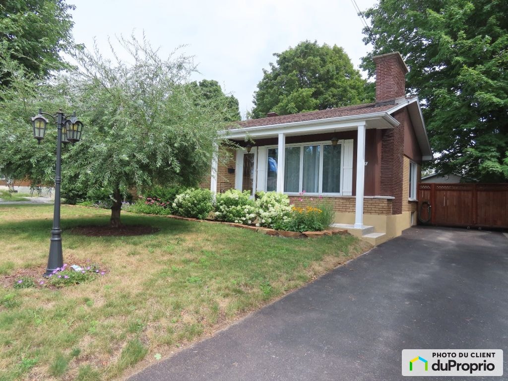 $599,900 - Bungalow for sale in Granby — photo 1