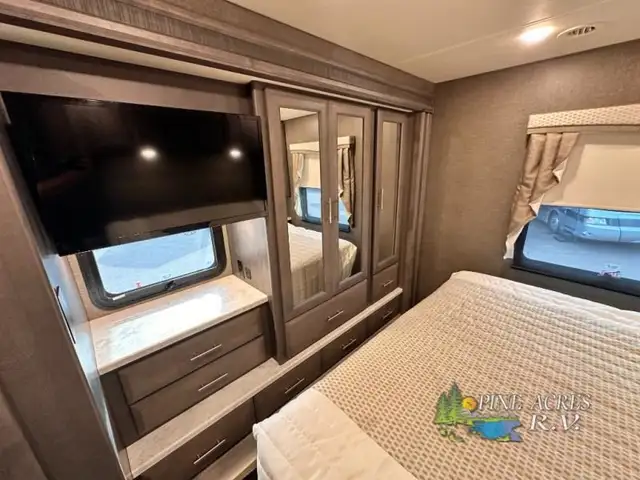 2022 Thor Motor Coach Challenger 35MQ only 6,310 Miles in RVs & Motorhomes in Moncton - Image 46