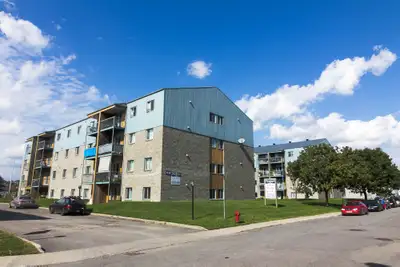 * 4 1/2 * Photos intérieur d'un logement de même configuration. Visiter pour mieux apprécier Situé à...