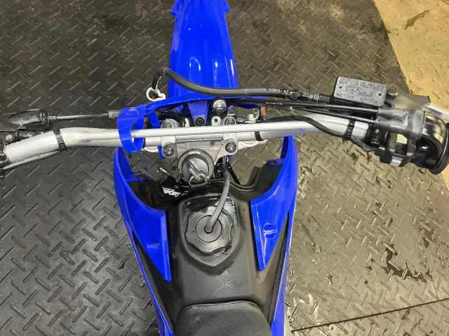 2025 Yamaha TT-R 125 MOTO NEUVE SEULEMENT 35 KM DE ROULER AUBAIN in Other in Lac-Saint-Jean - Image 7