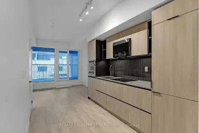 Price: $579,000/ $2,197/mo Beautiful 1 plus den in a boutique building nestled in Toronto's fashion...