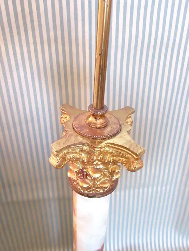 Tall Antique Marble And Gilt Bronze Corinthian Column Table Lamp in Indoor Lighting & Fans in City of Montréal - Image 5