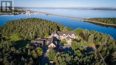 THE VENDOR HAS REDUCED THE ASKING PRICE AND IS INTERESTED IN RECEIVING OFFERS. This oceanfront estat...