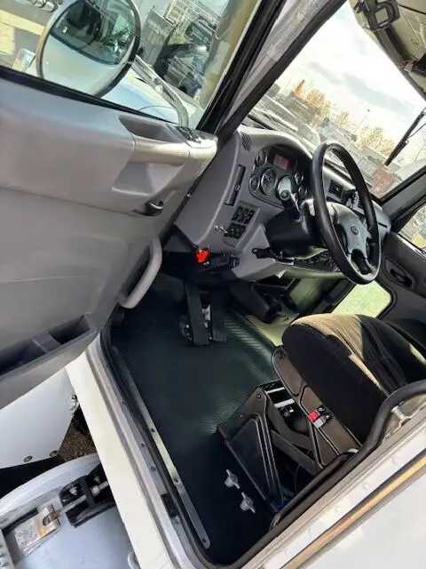 2015 Peterbilt PB348 Picker Truck in Heavy Trucks in St. Albert - Image 12