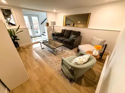 Just bring your suitcase and settle into this well designed and tastefully decorated one bedroom gar...